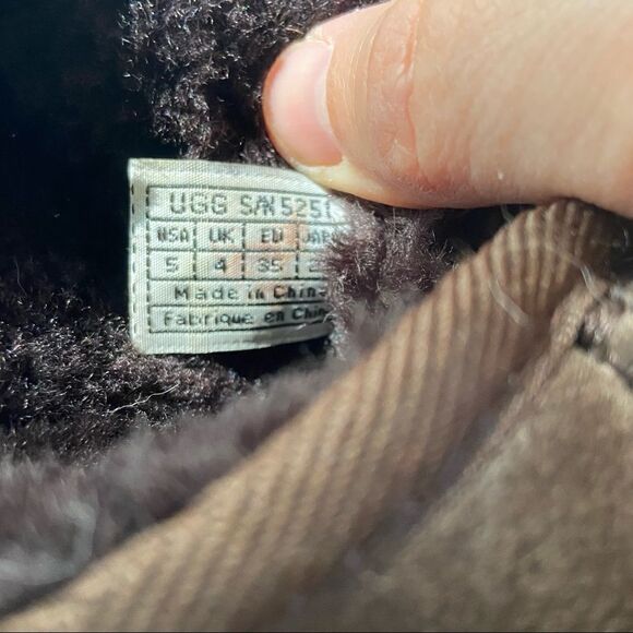 UGG Classic Short Boots dark brown size 5 - Picture 7 of 8